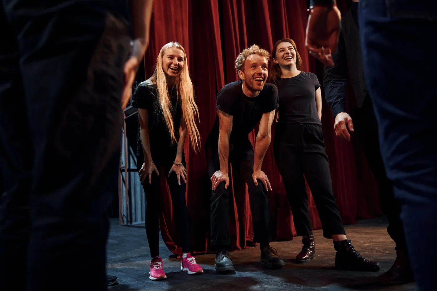Élèves en cours de théâtre à L'École du Rire à Nantes, sur scène