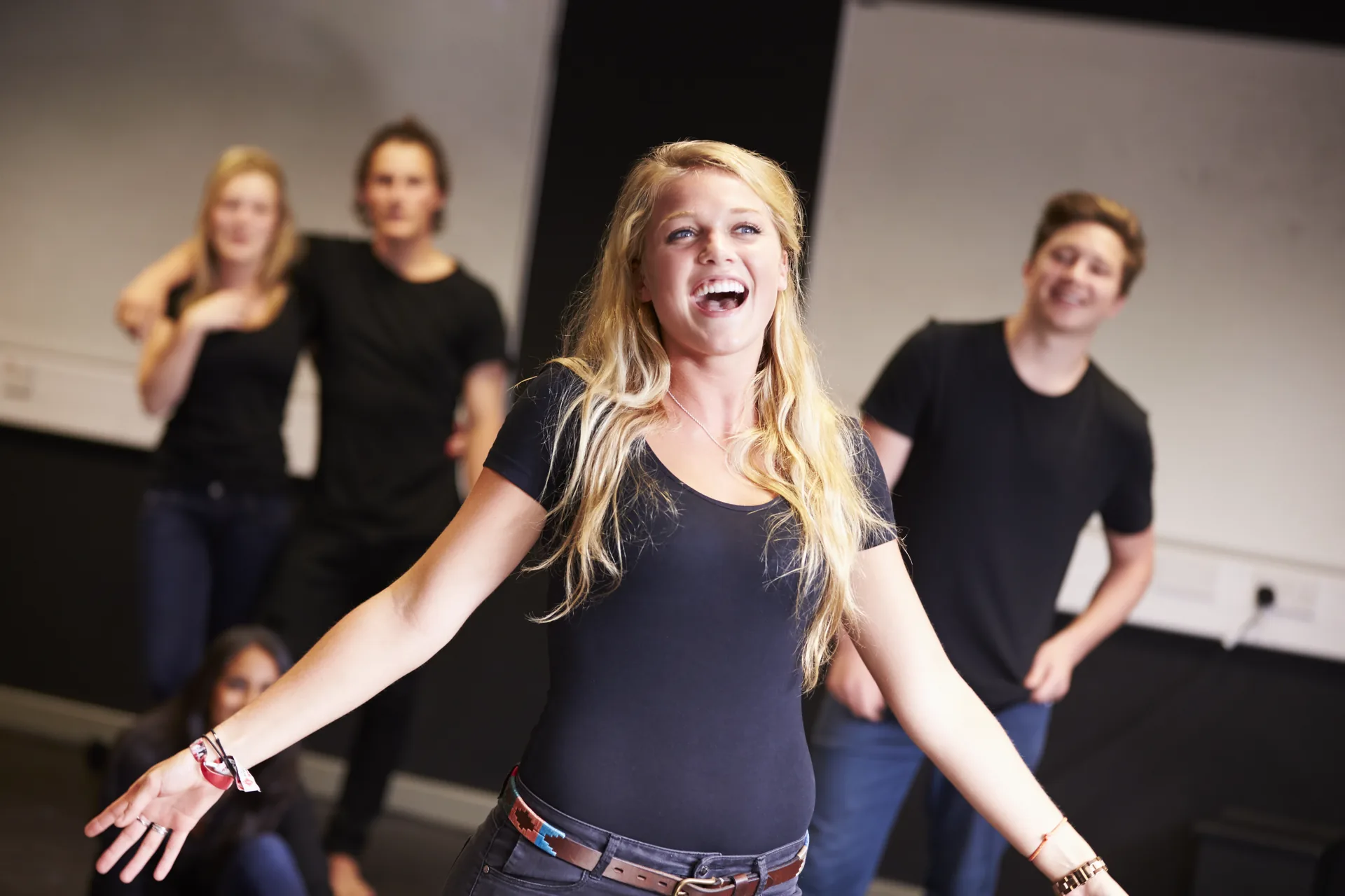 Élèves en cours de théâtre et de chant à L'École du Rire à Nantes