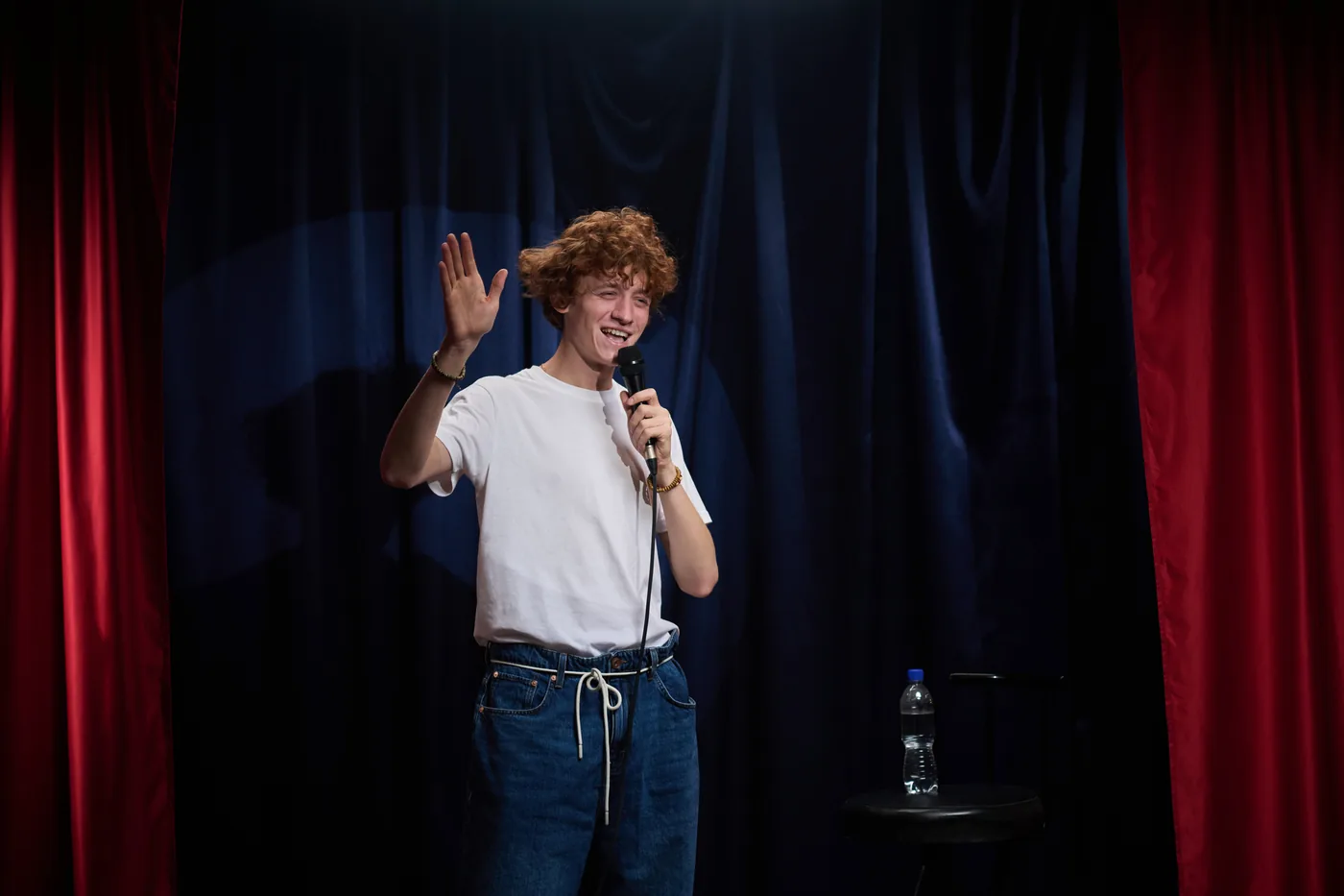 Humoriste au micro sur scène, atelier café-théâtre à Nantes — L'École du Rire