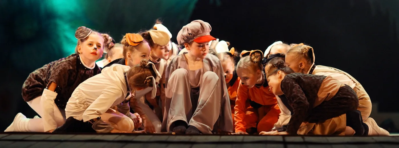 Enfants en costumes sur scène lors du spectacle musical du cours de chant enfants à Nantes — L'École du Rire