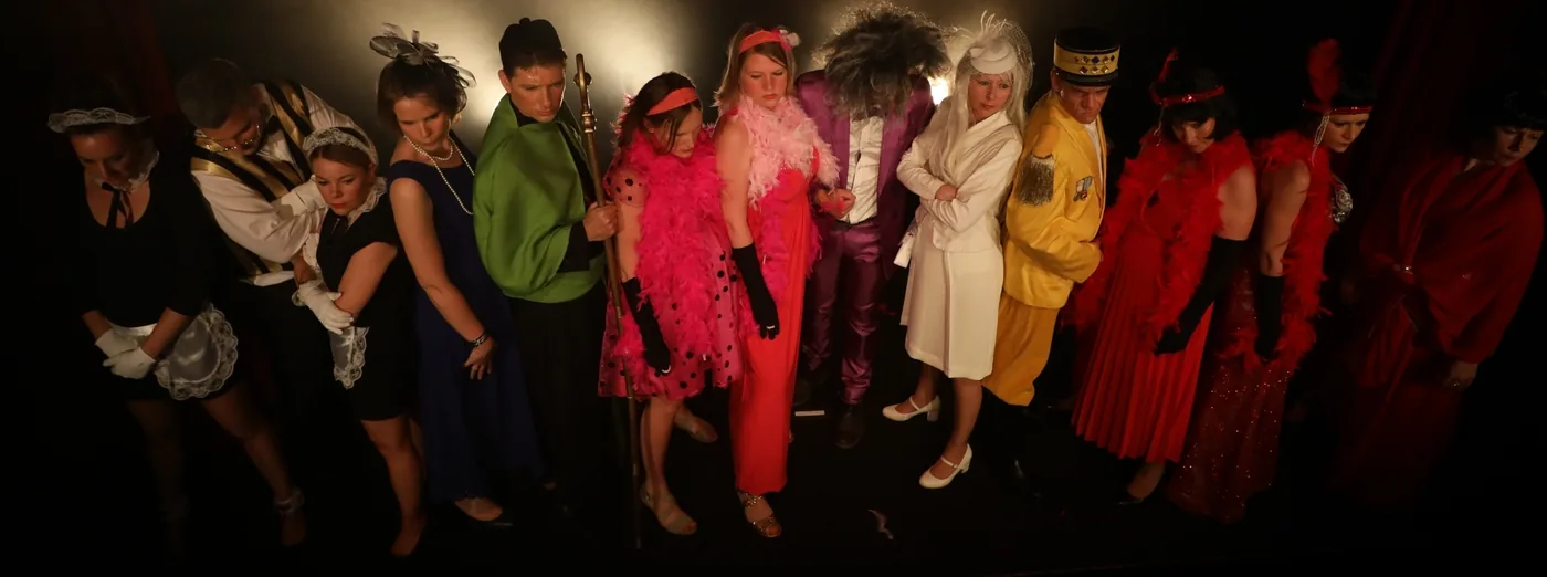 Adultes en costumes sur scène lors du spectacle de chant scénique à Nantes — L'École du Rire