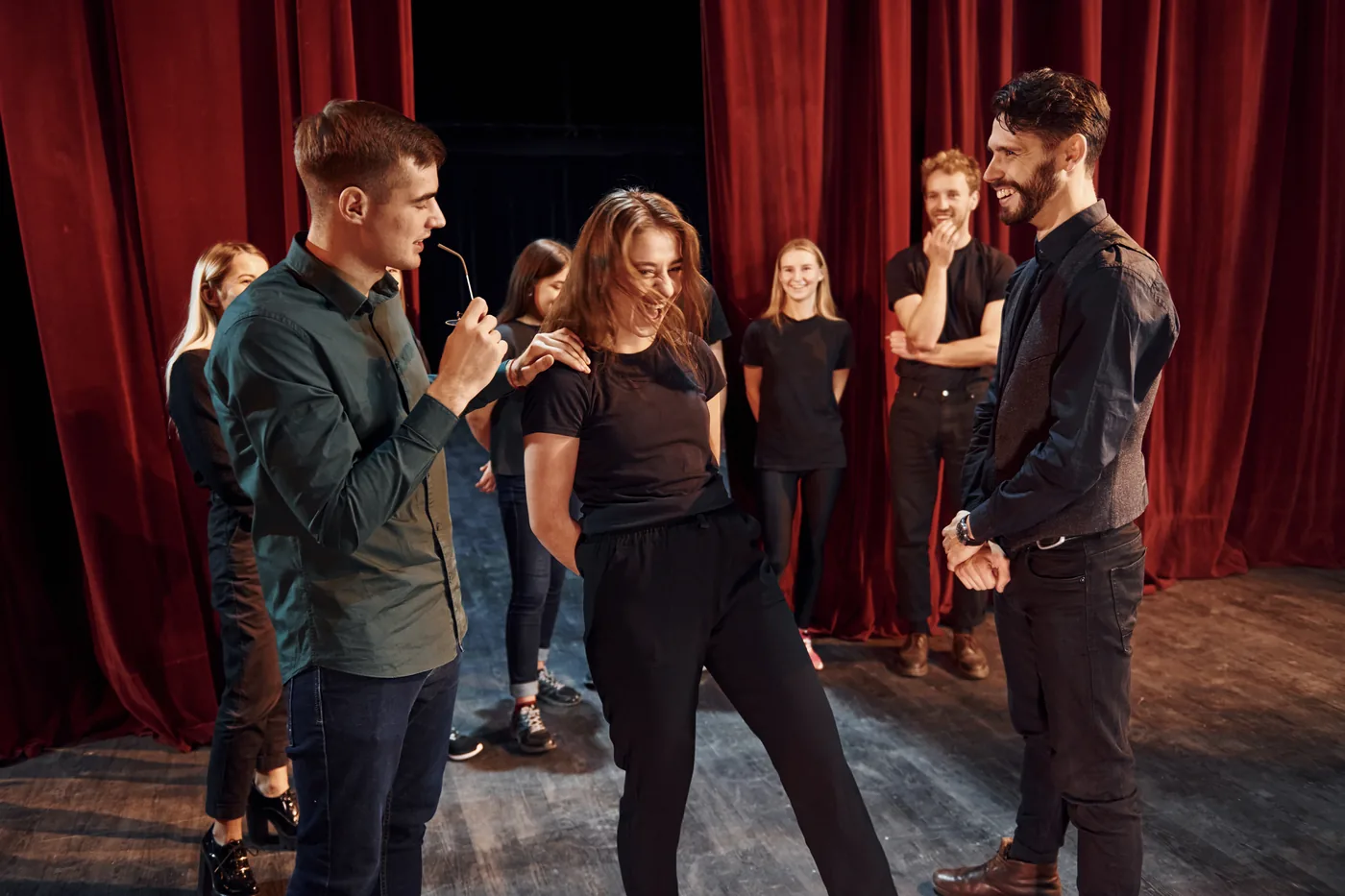 Groupe de comédiens en exercice d'improvisation sur scène, cours d'impro à Nantes — L'École du Rire