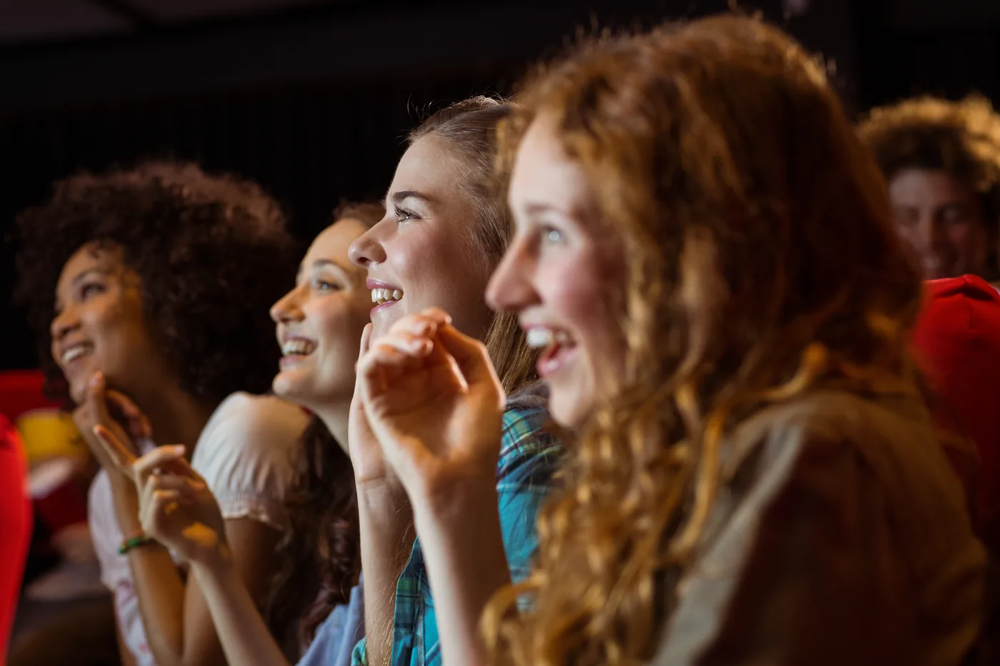 Adolescents complices et rieurs en cours de théâtre ados à Nantes — L'École du Rire