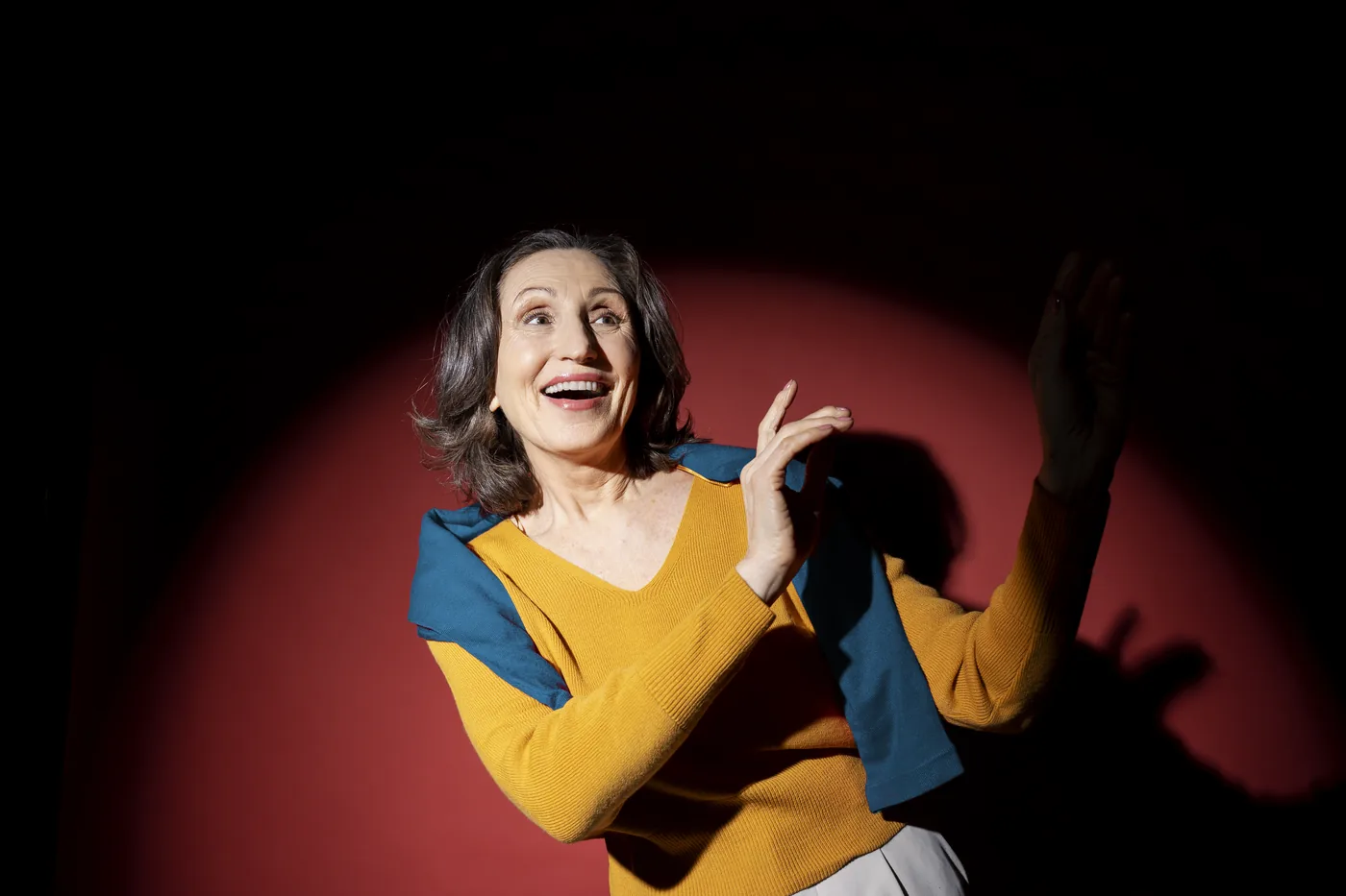 Comédienne adulte enjouée sous le projecteur, atelier de théâtre intermédiaire à Nantes — L'École du Rire