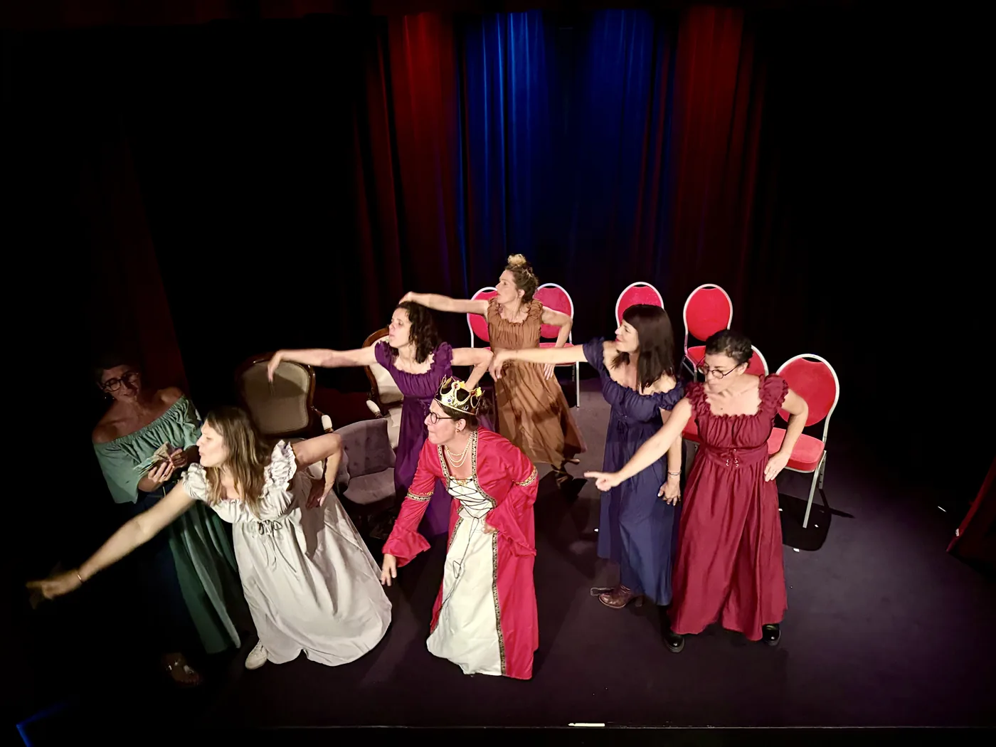 Comédiennes adultes en costumes d'époque jouant une pièce sur scène, atelier théâtre et comédie à Nantes — L'École du Rire