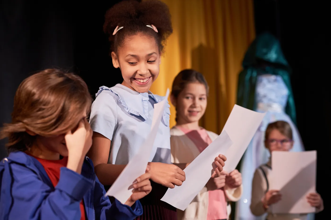 Enfants lisant leur texte en répétition de cours de théâtre enfants à Nantes — L'École du Rire