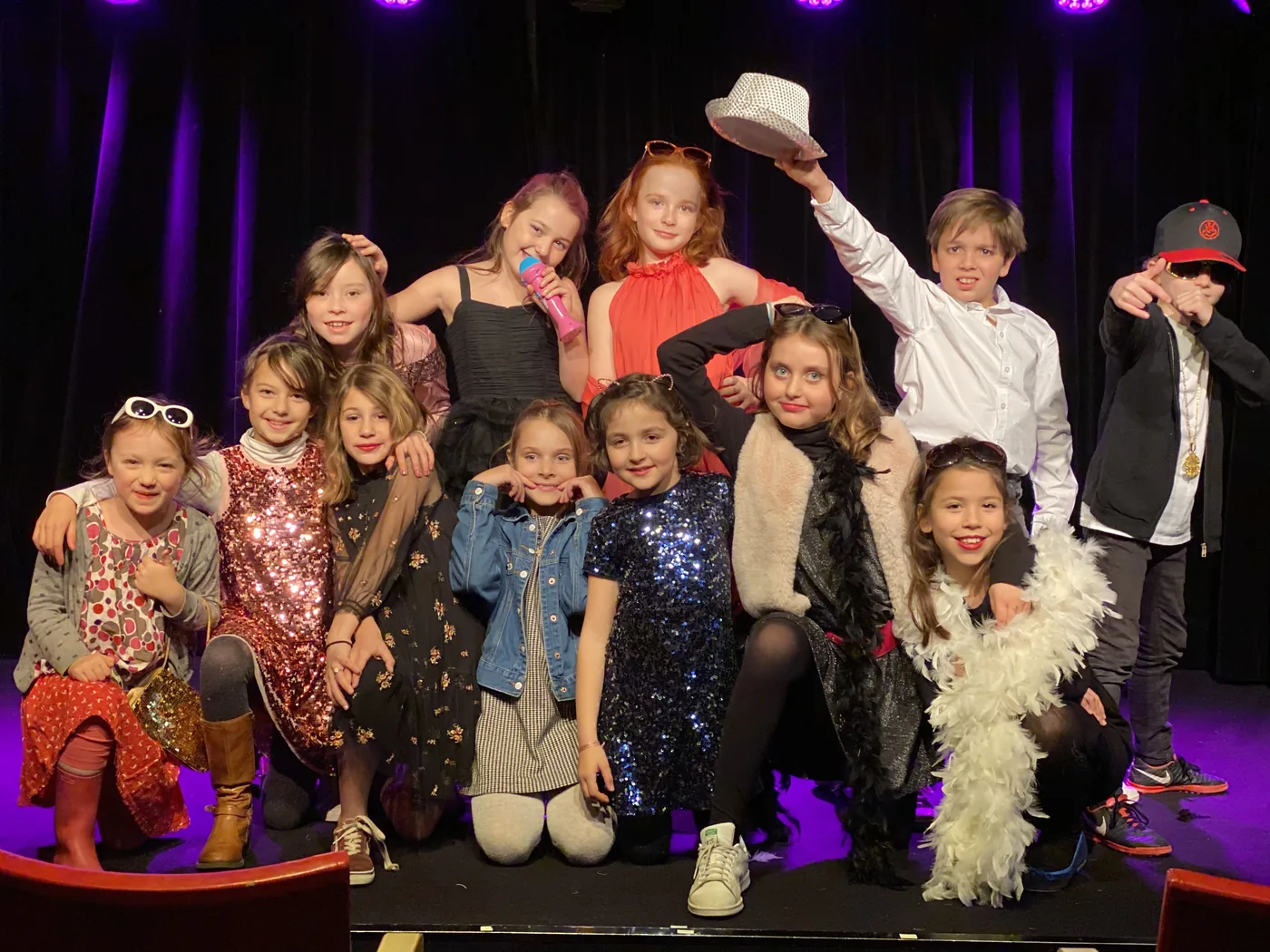 Groupe d'enfants costumés sur scène lors d'un spectacle de cours de théâtre Pitchoun à Nantes — L'École du Rire