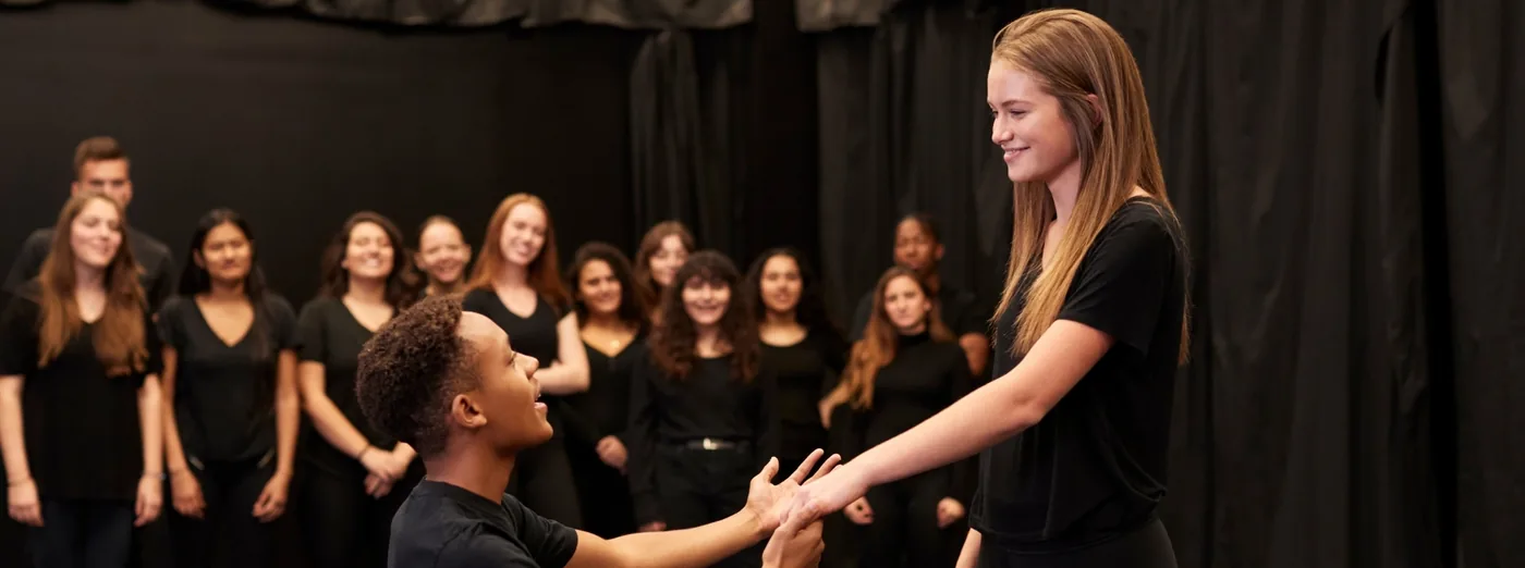 Adolescents en exercice de jeu sur scène, stage de théâtre ados à Nantes — L'École du Rire