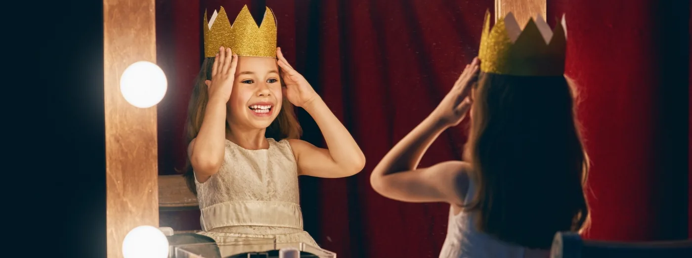 Enfant costumée en coulisses devant le miroir, stage de théâtre enfants à Nantes — L'École du Rire