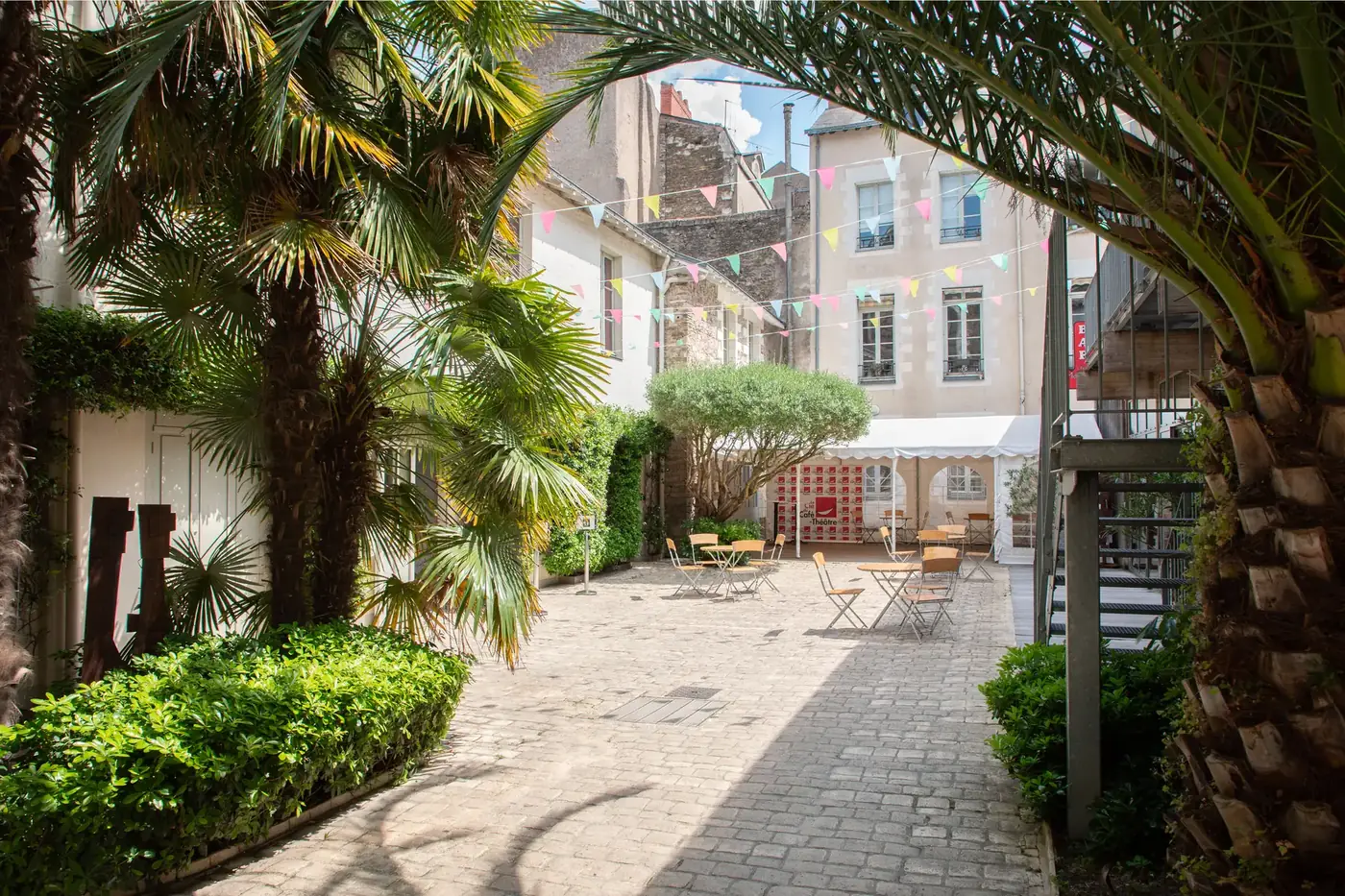 Tarifs des cours de théâtre à Nantes — la cour de La Compagnie du Café-Théâtre